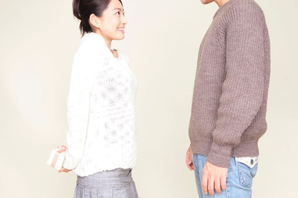 プレゼントを渡すカップル