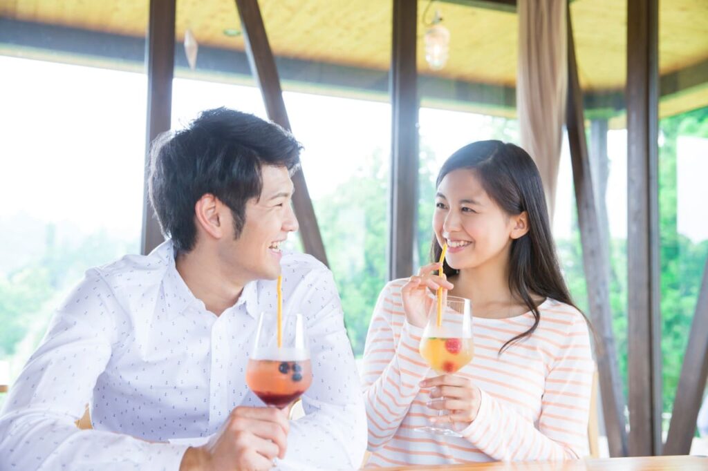 カフェデートするカップル