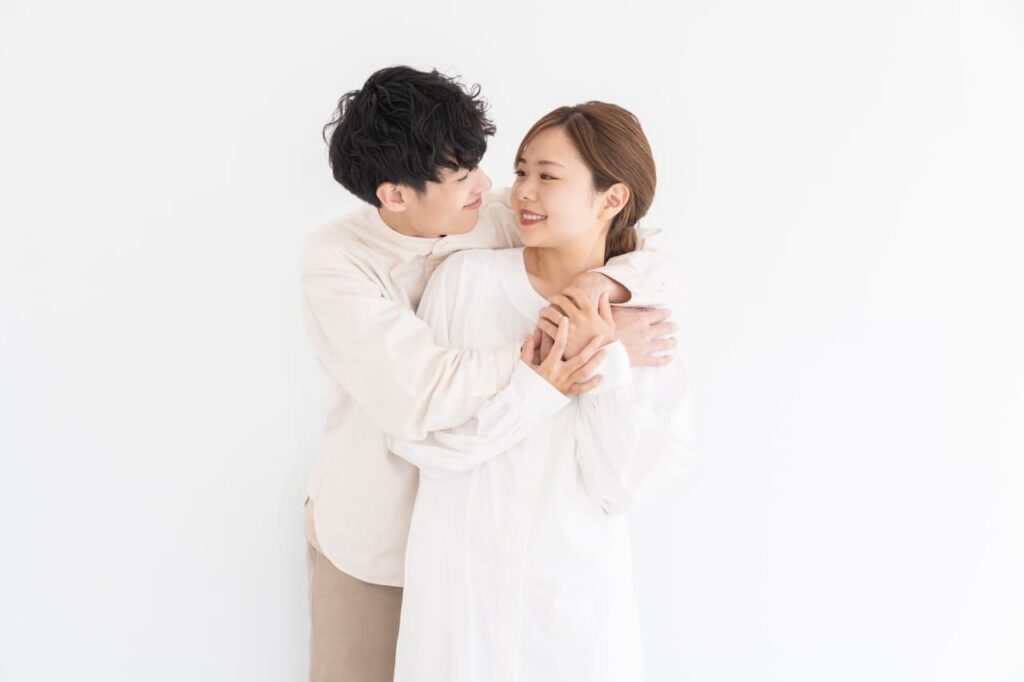 バックハグをするカップル