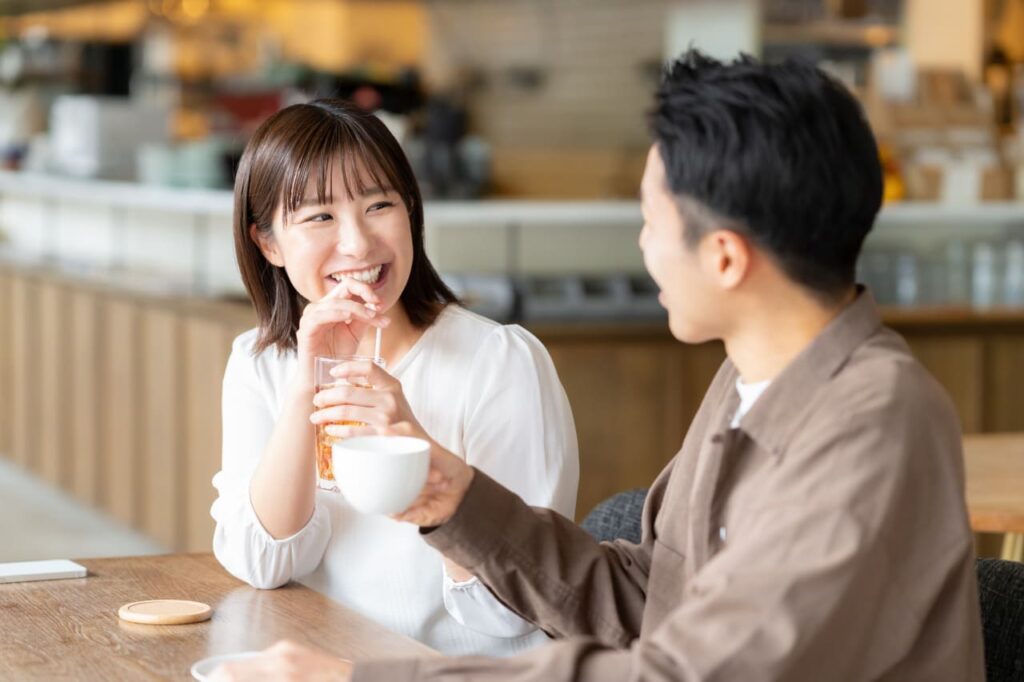 カフェデートするカップル
