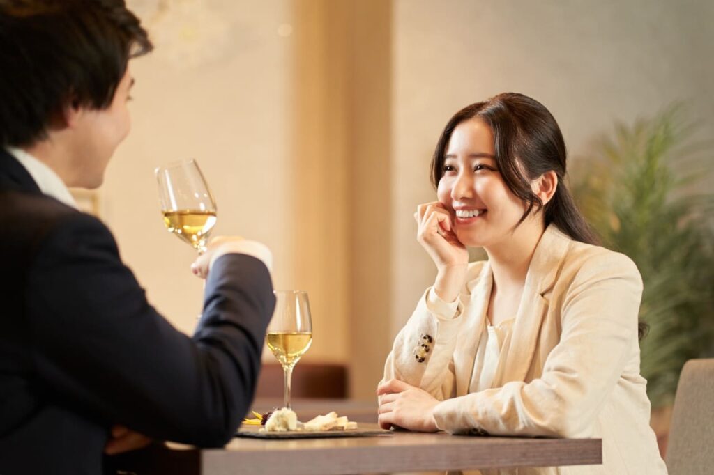 ディナーをするカップル