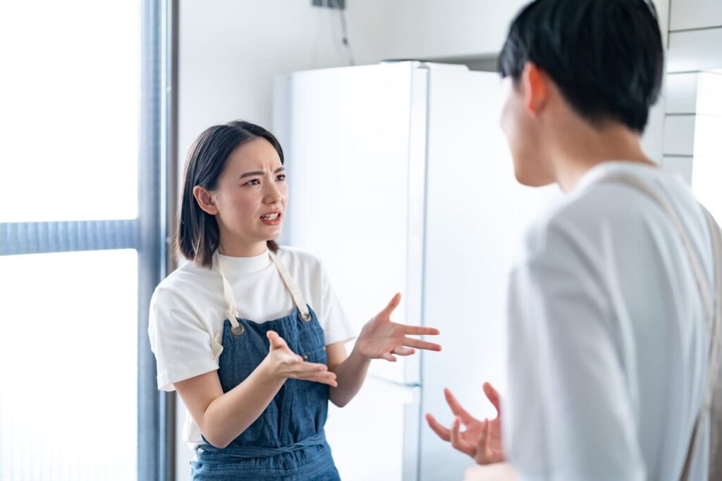 キッチンで喧嘩するカップル