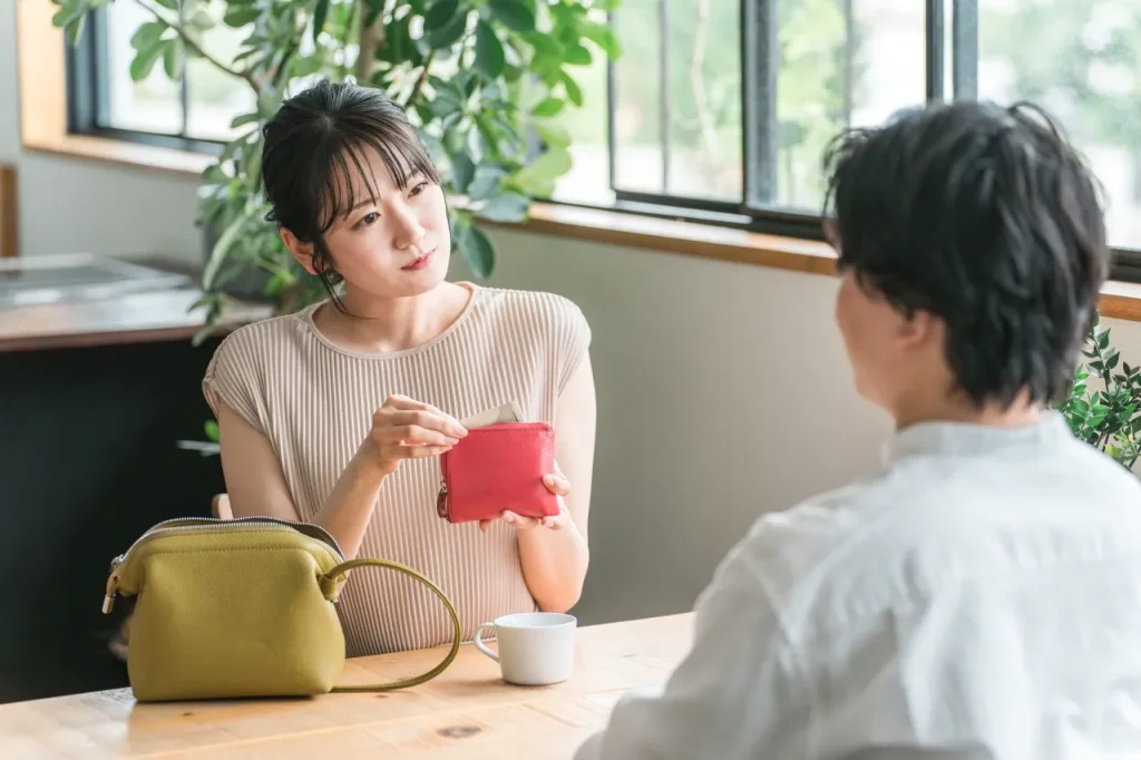 会計をするカップル