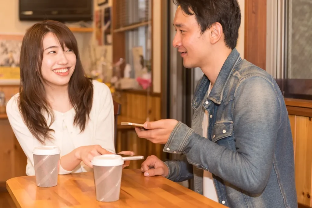 スマートフォンを持つカップル