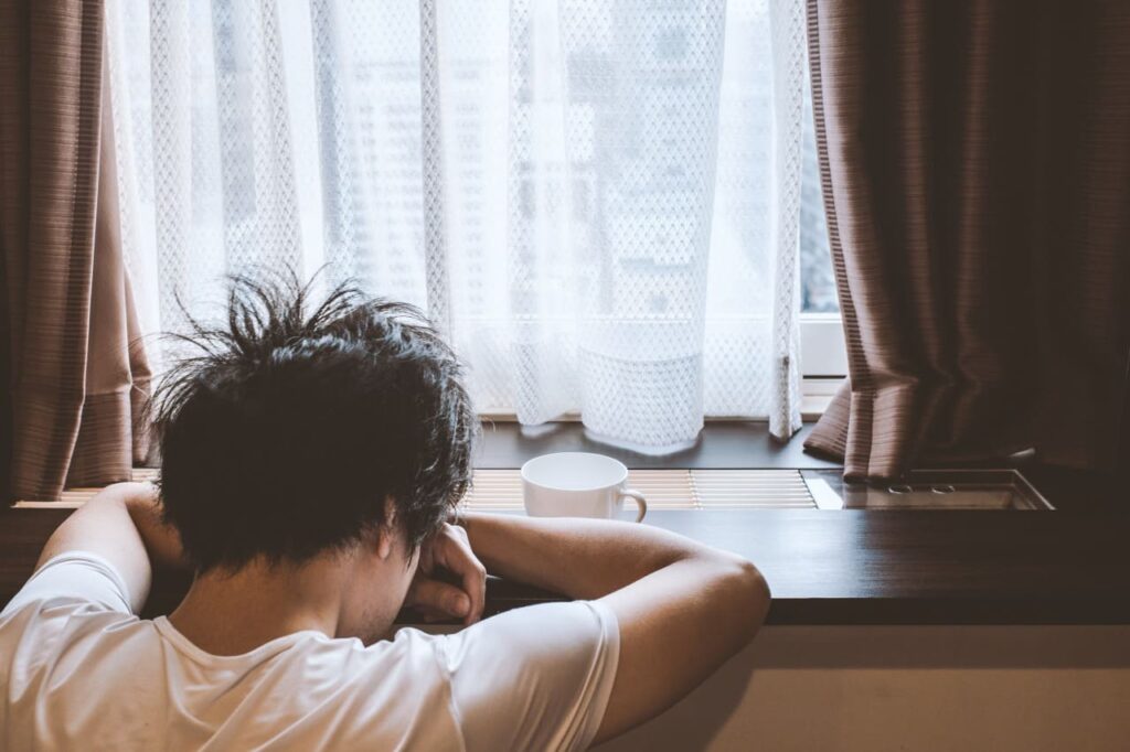 落ち込む男性