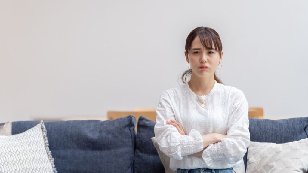 不機嫌な女性