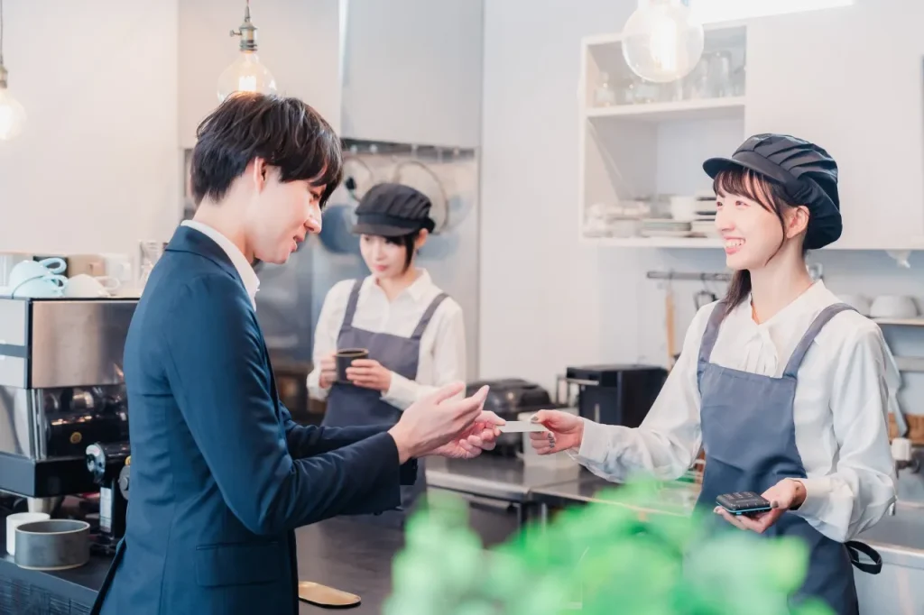 会計をする男性