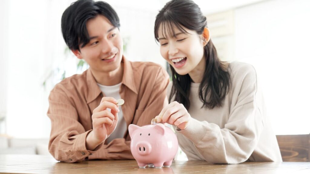 貯金するカップル