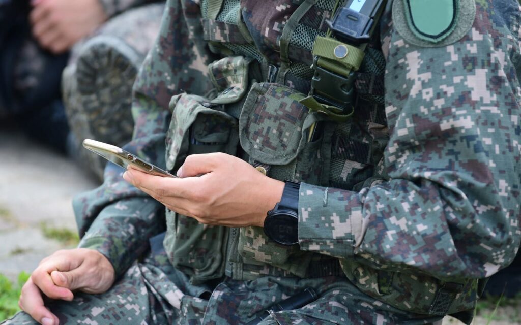 携帯を見る自衛隊