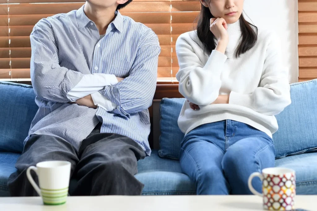 考えているカップル
