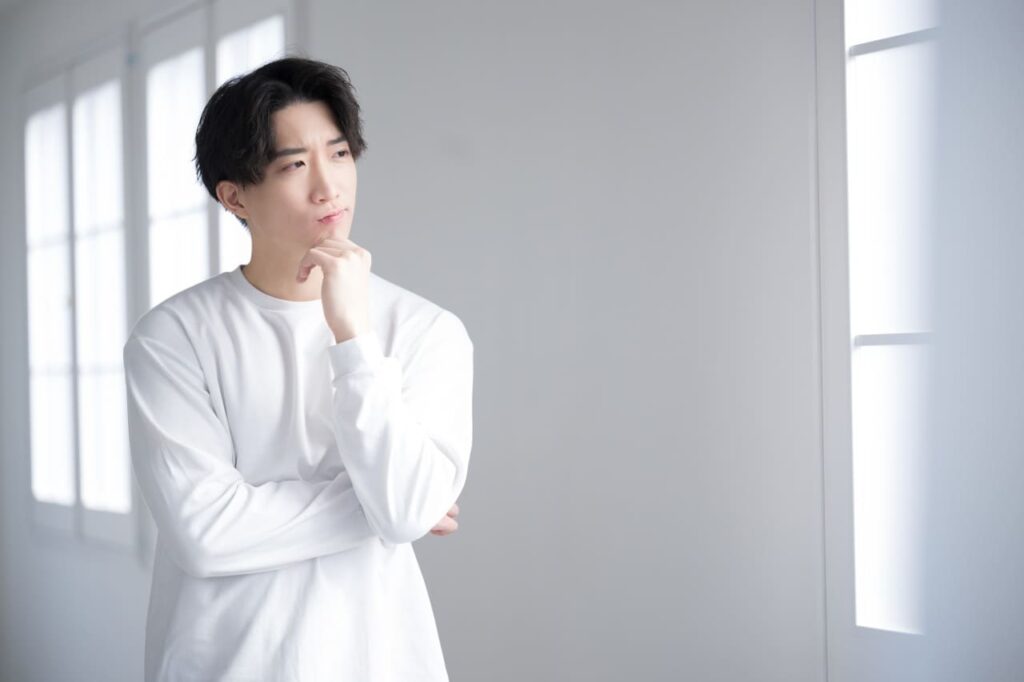 考える男性