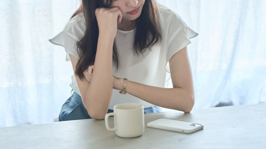 考える女性