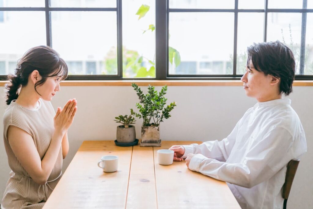 謝る女性