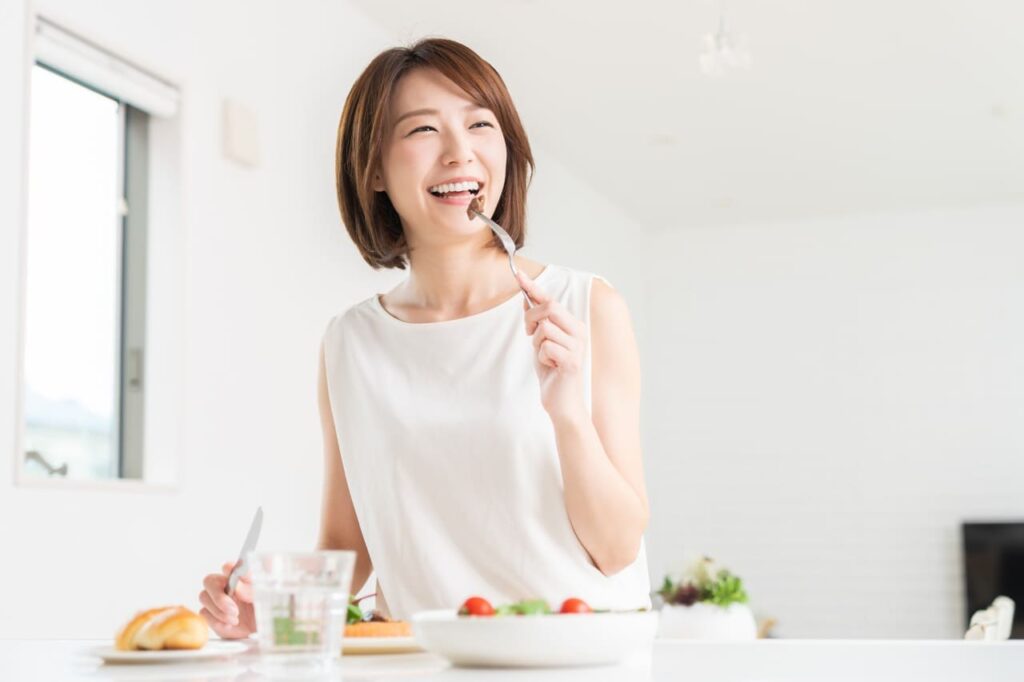 ご飯を食べる女性