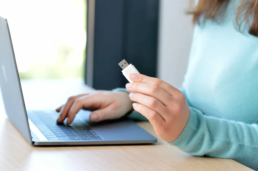 USBメモリを持つ女性