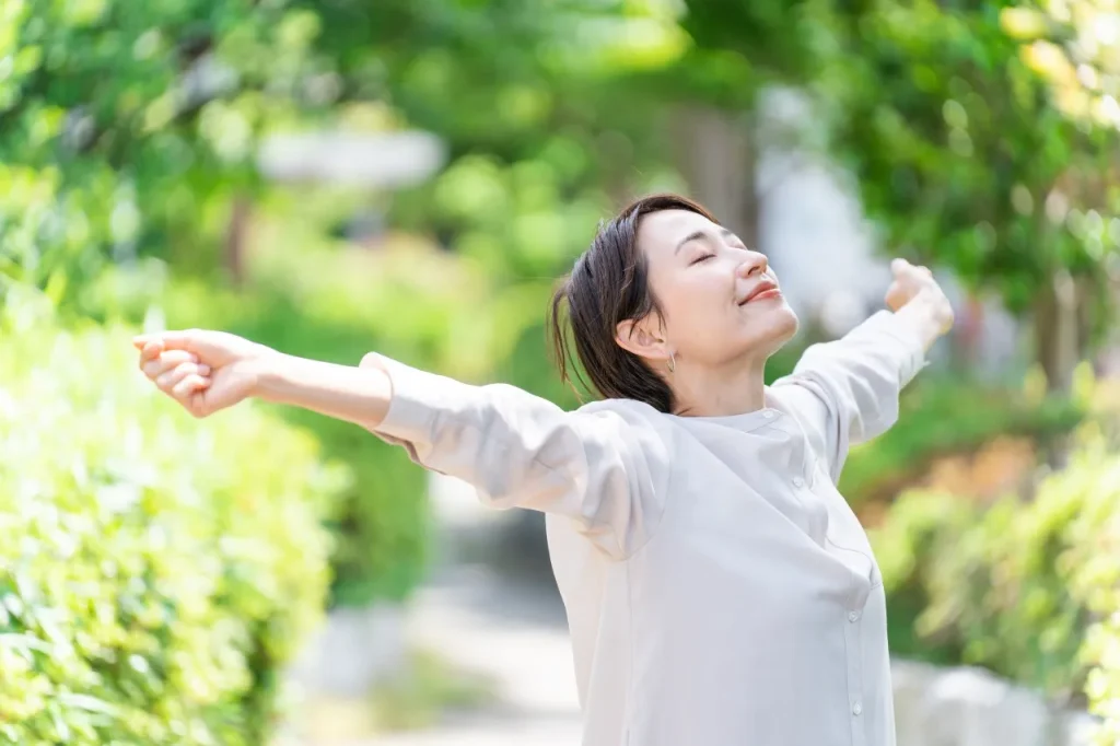 ストレッチをする女性