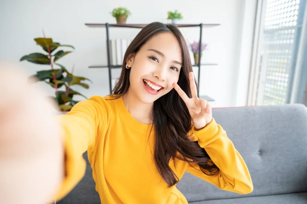 自撮りする女性
