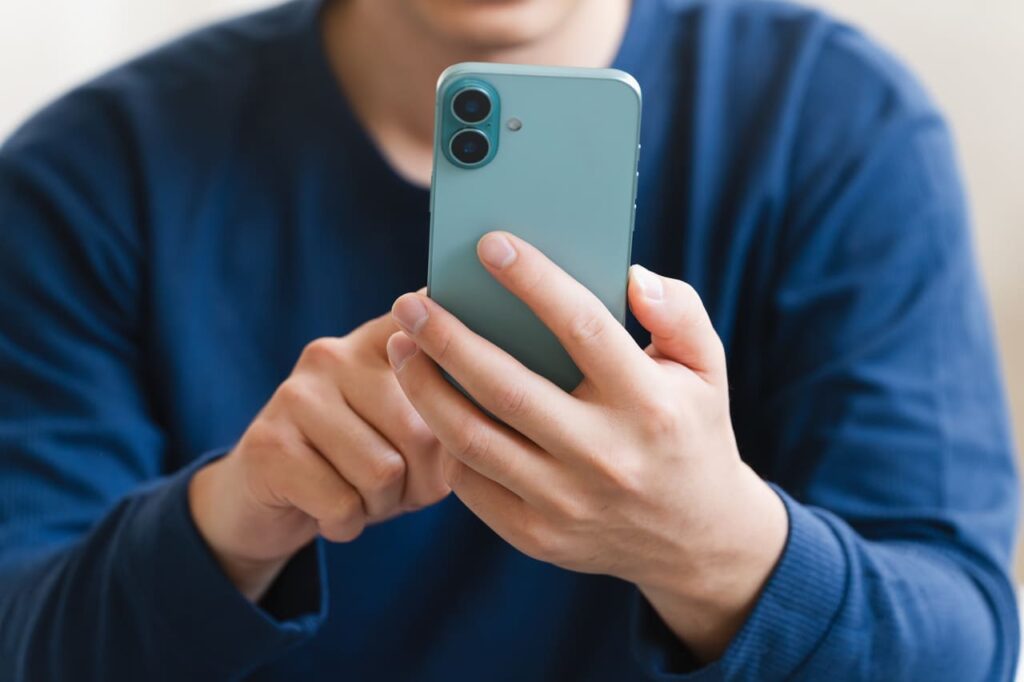 スマホを操作する男性