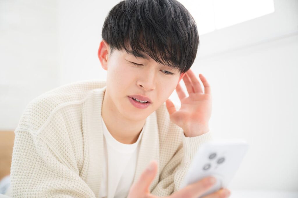 スマホを持つ男性