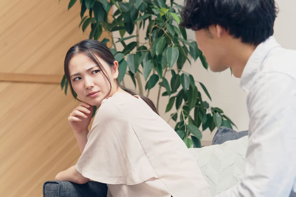 にらむ女性