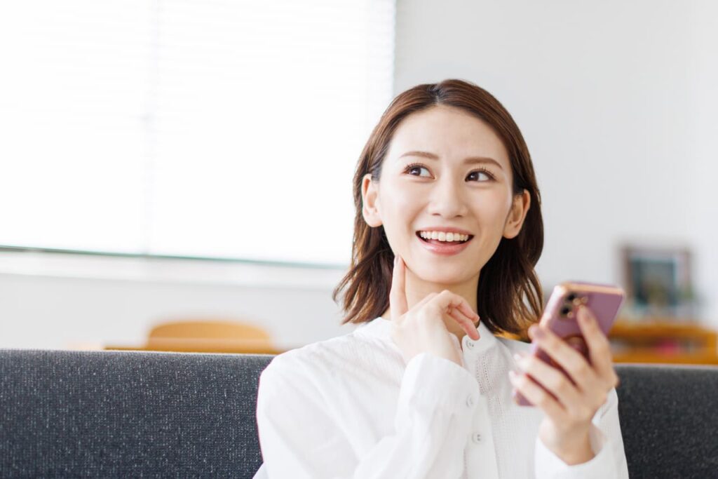スマホを持つ女性