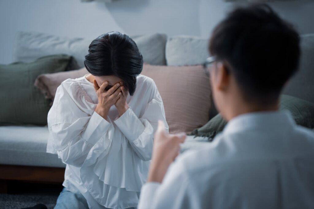 カップル 喧嘩 泣く女性