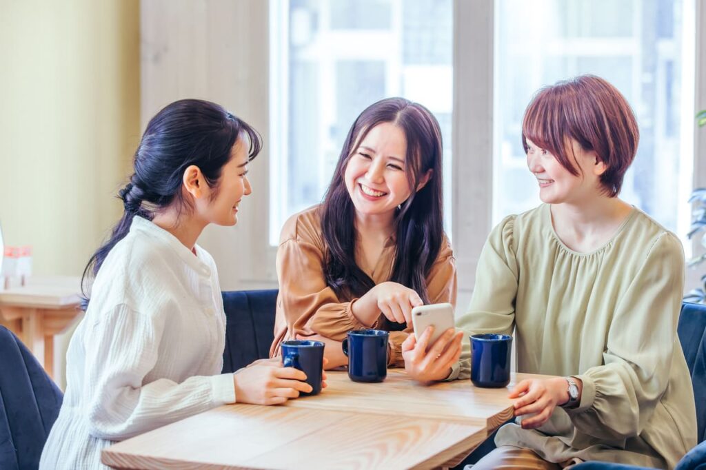 カフェで話す女性たち